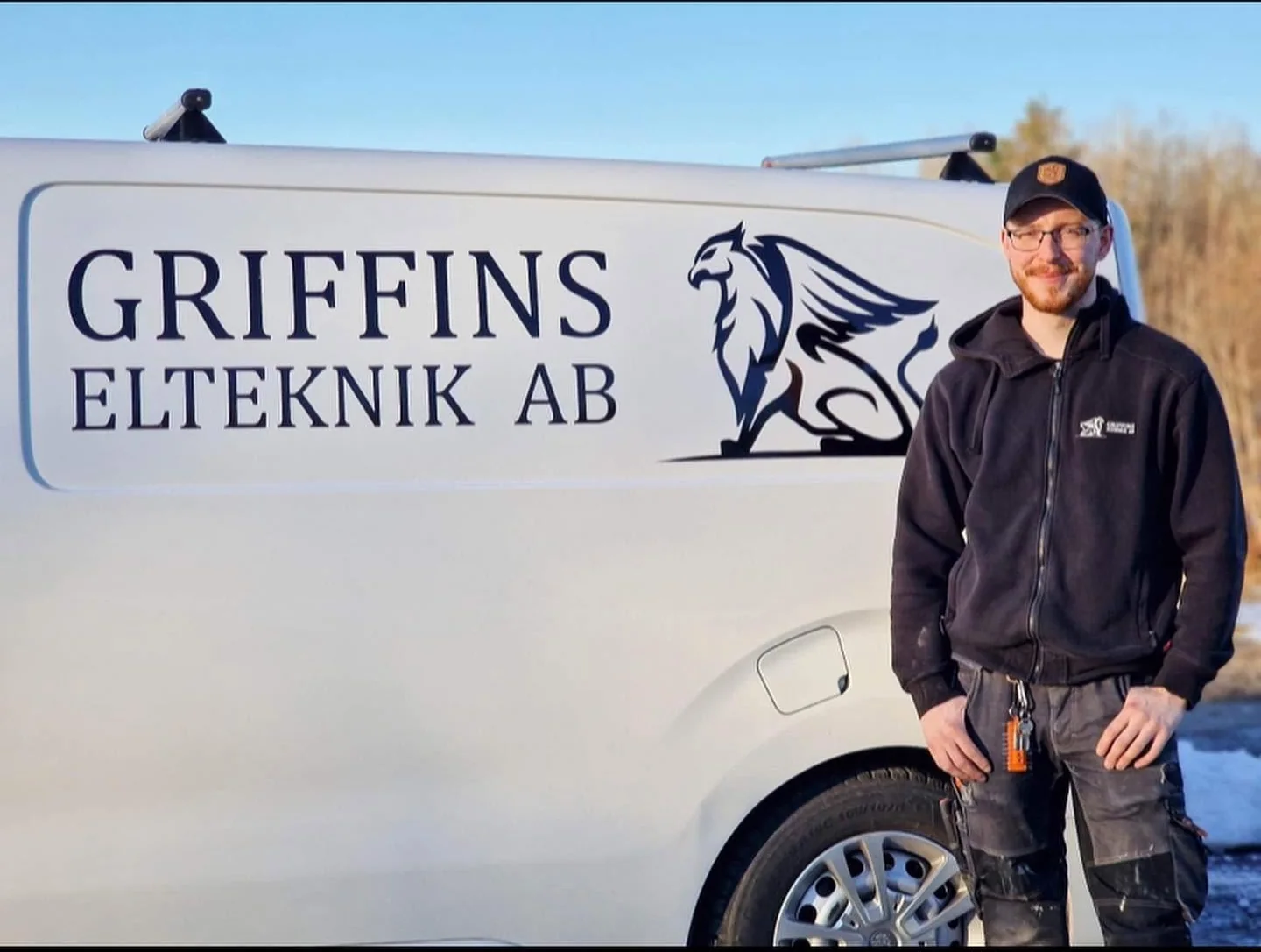 Fredrik Wahlfridsson framför Griffins Eltekniks servicebil